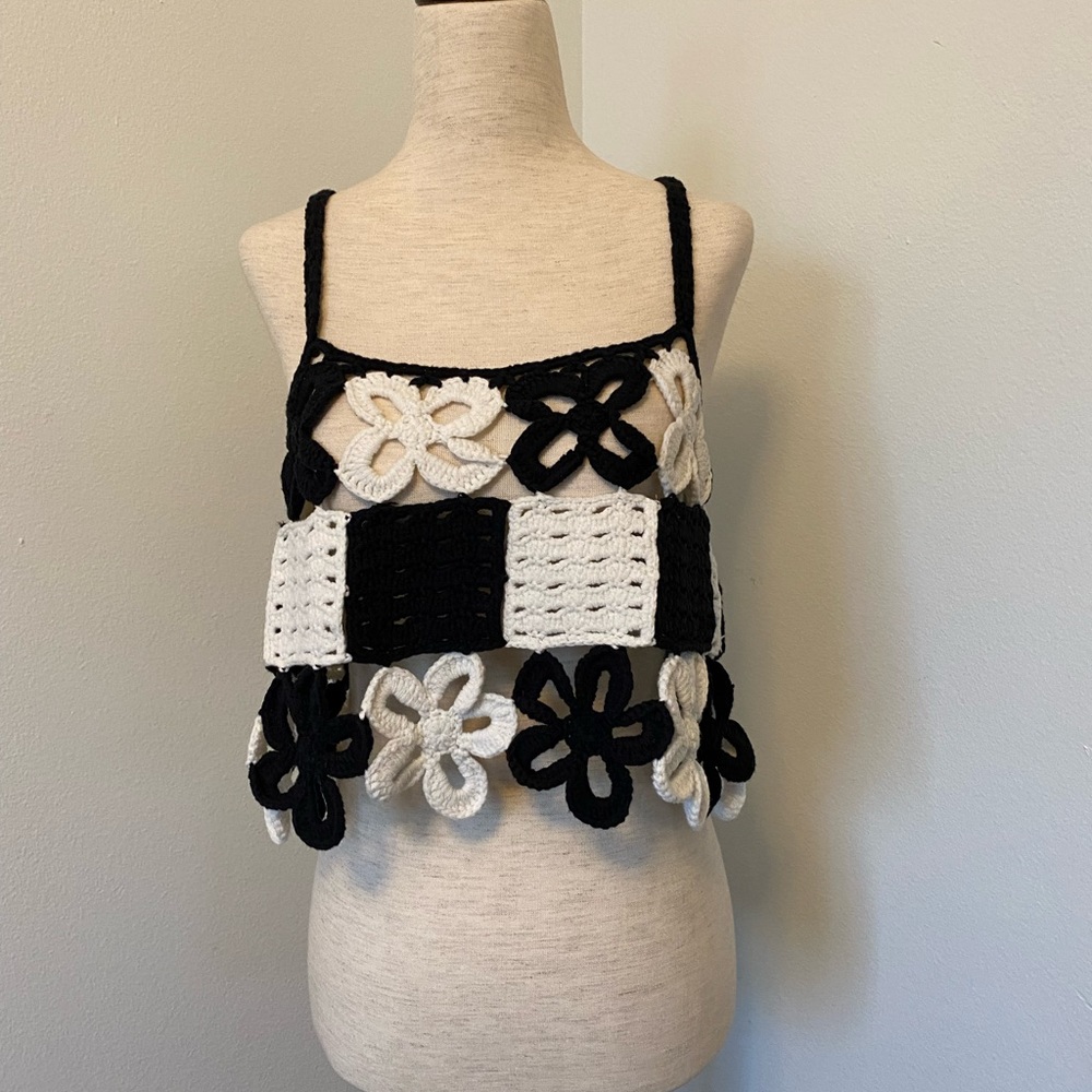 ❗️LAST CHANCE ❗️ Black and white crochet crop top